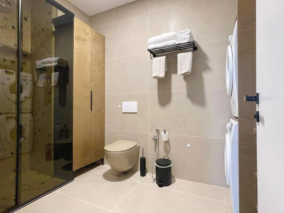 Apartment Luxury With King-size Bed And Fast Wi-fi Tirana