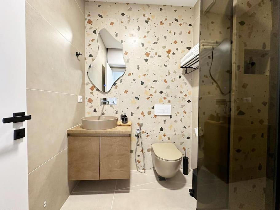 Luxury With King-size Bed And Fast Wi-fi Apartment Tirana